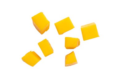 Güzel, olgun mangoların yakın plan beyaz masa arkasında izole edilmiş kesme yolu.