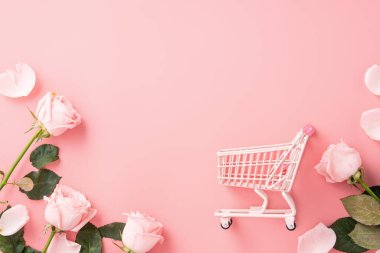 Anneler Günü alışveriş tasarımı konsepti pembe gül çiçeği ve el arabası arka planda.