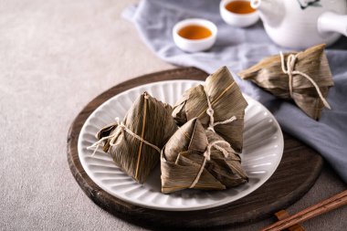 Zongzi. Geleneksel Çin Duanwu Ejder Teknesi Festivali için pirinç köftesi tasarımı konseptini kapatın..