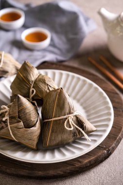 Zongzi. Geleneksel Çin Duanwu Ejder Teknesi Festivali için pirinç köftesi tasarımı konseptini kapatın..