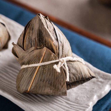Zongzi. Geleneksel Çin Duanwu Ejder Teknesi Festivali için pirinç köftesi tasarımı konseptini kapatın..