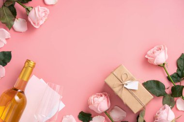 Pembe gül çiçekli Anneler Günü tasarım konsepti ve pembe masa arkasında paketlenmiş Kraft hediye kutusu..