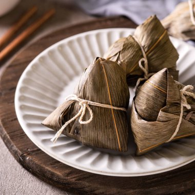 Zongzi. Geleneksel Çin Duanwu Ejder Teknesi Festivali için pirinç köftesi tasarımı konseptini kapatın..