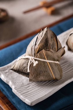 Zongzi. Geleneksel Çin Duanwu Ejder Teknesi Festivali için pirinç köftesi tasarımı konseptini kapatın..