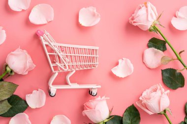 Anneler Günü alışveriş tasarımı konsepti pembe gül çiçeği ve el arabası arka planda.