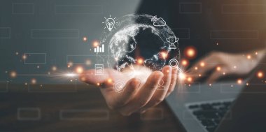 Dizüstü bilgisayarı, metaevren sanal gerçeklik tasarımı ile teknoloji ve iş dünyası küresel internet bağlantısı uygulaması kavramı.