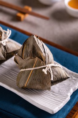 Zongzi. Geleneksel Çin Duanwu Ejder Teknesi Festivali için pirinç köftesi tasarımı konseptini kapatın..
