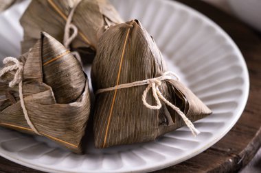 Zongzi. Geleneksel Çin Duanwu Ejder Teknesi Festivali için pirinç köftesi tasarımı konseptini kapatın..