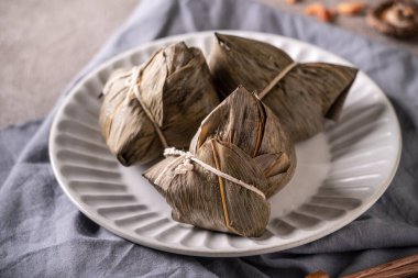 Zongzi. Geleneksel Çin Duanwu Ejder Teknesi Festivali için pirinç köftesi tasarımı konseptini kapatın..