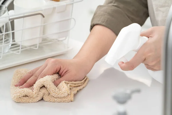 Mulher Dona Casa Está Fazendo Limpeza Primavera Casa Cozinha Com — Fotografia de Stock