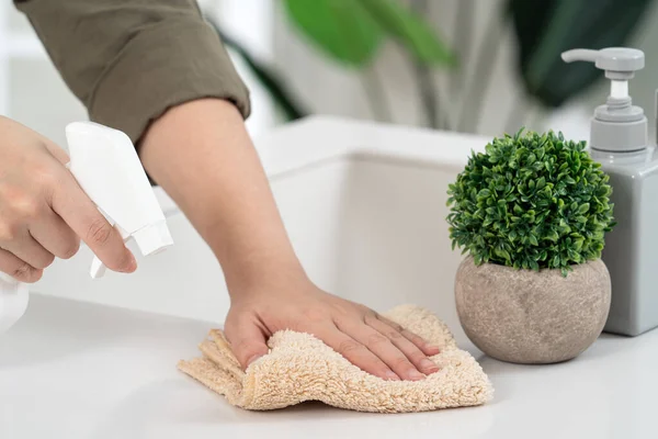 Mulher Dona Casa Está Fazendo Limpeza Primavera Casa Cozinha Com — Fotografia de Stock