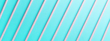 Mavi masa arka planında, biyolojik olarak çözünebilen, benekli, pembe kamış seti. Dünya Günü için çevre koruma kavramı..