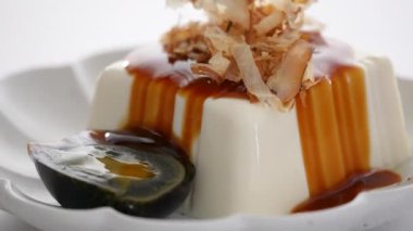Lezzetli soğuk tofu ve soya soslu yüz yıllık yumurta yemeği ve Tayvan 'da bonito taneleri..