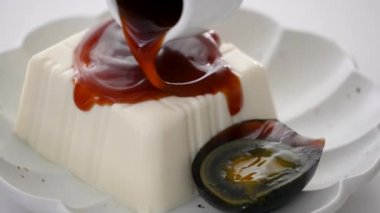 Lezzetli soğuk tofu ve soya soslu yüz yıllık yumurta yemeği ve Tayvan 'da bonito taneleri..