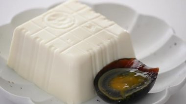 Lezzetli soğuk tofu ve soya soslu yüz yıllık yumurta yemeği ve Tayvan 'da bonito taneleri..