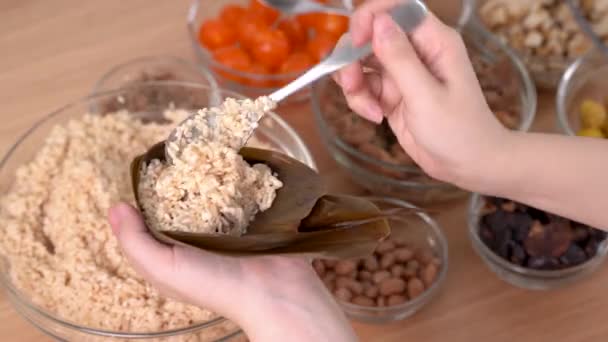 Het Maken Van Zongzi Voedsel Het Bereiden Verpakken Van Chinese — Stockvideo