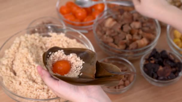 Membuat Makanan Zongzi Menyiapkan Dan Membungkus Pangsit Nasi Cina Rumah — Stok Video