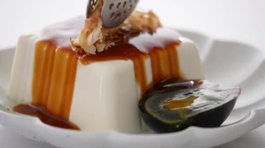 Lezzetli soğuk tofu ve soya soslu yüz yıllık yumurta yemeği ve Tayvan 'da bonito taneleri..