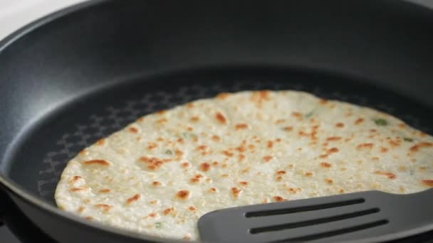 Haciendo Deliciosa Tortilla Taiwanesa Rollo Panqueques Huevo Famoso Desayuno Taiwán — Vídeo de stock