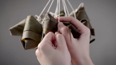 Zongzi yemeği yapmak - Duanwu Ejder Teknesi Festivali için evde Çin pirinçli börek hazırlamak ve paketlemek, yaşam tarzı.