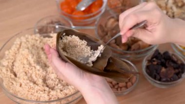 Zongzi yemeği yapmak - Duanwu Ejder Teknesi Festivali için evde Çin pirinçli börek hazırlamak ve paketlemek, yaşam tarzı.