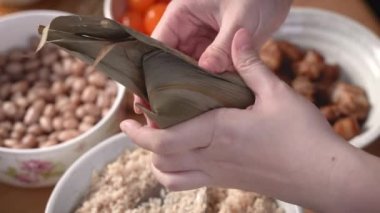 Zongzi yemeği yapmak - Duanwu Ejder Teknesi Festivali için evde Çin pirinçli börek hazırlamak ve paketlemek, yaşam tarzı.