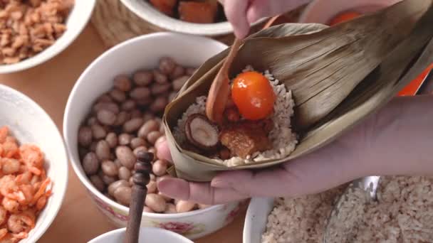 Zongzi食品を作る Duanwuドラゴンボートフェスティバルのお祝い ライフスタイルのために自宅で中国の米団子の準備と包装 — ストック動画
