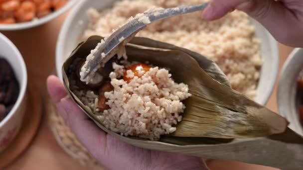 Zongzi食品を作る Duanwuドラゴンボートフェスティバルのお祝い ライフスタイルのために自宅で中国の米団子の準備と包装 — ストック動画