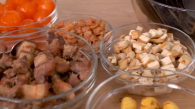  Zongzi yemeği yapmak - Duanwu Ejder Teknesi Festivali için evde Çin pirinçli börek hazırlamak ve paketlemek, yaşam tarzı.
