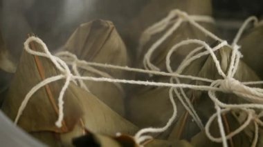 Zongzi yemeği pişirmek - Duanwu Ejder Teknesi Festivali için evde Çin pirinçli börek hazırlamak ve pişirmek, yaşam tarzı.