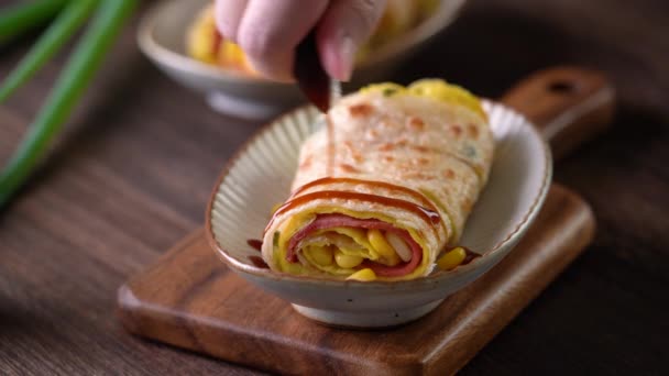 Dicke Sojasauce Über Taiwanesisches Omelett Gießen Taiwanesisches Omelett Eierpfannkuchenrolle Berühmtes — Stockvideo