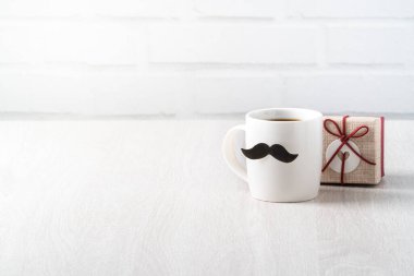 Babalar Günü tasarım konsepti. Babacığın komik fikri için bir fincan kahve ve hediye kutusunu kapat..