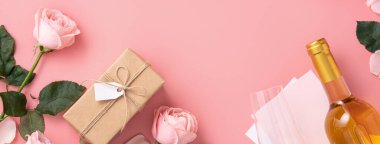 Pembe gül çiçekli Anneler Günü tasarım konsepti ve pembe masa arkasında paketlenmiş Kraft hediye kutusu..