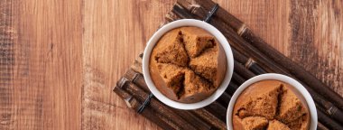 Yeni yıl festivali için adı Fa Gao olan enfes taze Çin sünger kekinin üst görüntüsü gri masa arkasında geleneksel yemek..