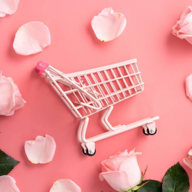 Anneler Günü alışveriş tasarımı konsepti pembe gül çiçeği ve el arabası arka planda.