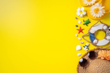 Yaz sahili tasarımı konsepti. Deniz kabukları, şapka, sarı arka planda terlik ile tatil seyahatinin en üst görüntüsü.