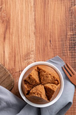 Yeni yıl festivali için adı Fa Gao olan enfes taze Çin sünger kekinin üst görüntüsü gri masa arkasında geleneksel yemek..