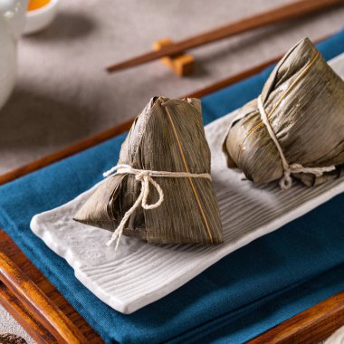 Zongzi. Geleneksel Çin Duanwu Ejder Teknesi Festivali için pirinç köftesi tasarımı konseptini kapatın..