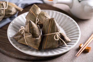 Zongzi. Geleneksel Çin Duanwu Ejder Teknesi Festivali için pirinç köftesi tasarımı konseptini kapatın..