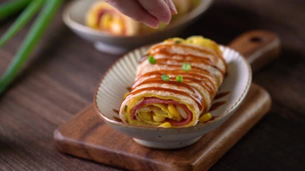 Dicke Sojasauce Über Taiwanesisches Omelett Gießen Taiwanesisches Omelett Eierpfannkuchenrolle Berühmtes — Stockvideo