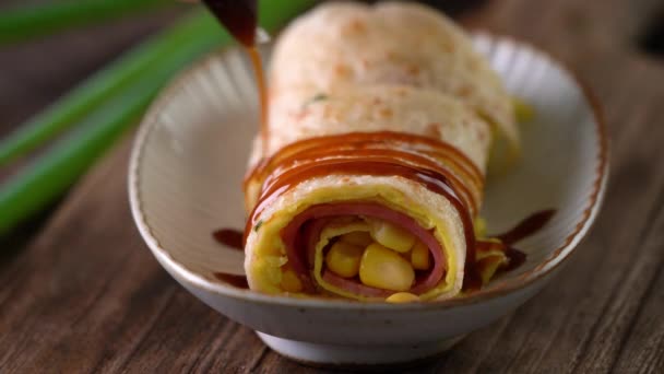 Pouring Thick Soy Sauce Taiwanese Omelette Taiwanese Omelette Egg Pancake — Vídeos de Stock