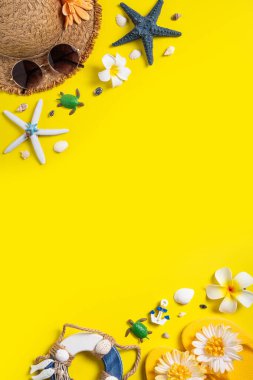 Yaz sahili tasarımı konsepti. Deniz kabukları, şapka, sarı arka planda terlik ile tatil seyahatinin en üst görüntüsü.