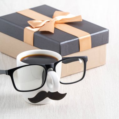 Babalar Günü tasarım konsepti. Babacığın komik fikri için bir fincan kahve ve hediye kutusunu kapat..