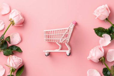 Anneler Günü alışveriş tasarımı konsepti pembe gül çiçeği ve el arabası arka planda.