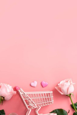 Anneler Günü alışveriş tasarımı konsepti pembe gül çiçeği ve el arabası arka planda.