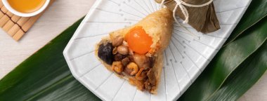 Zongzi. Çin geleneksel Ejderha Tekne Festivali (Duanwu Festivali) için pirinç köftesi..