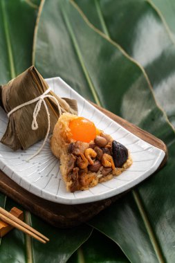 Zongzi. Çin geleneksel Ejderha Tekne Festivali (Duanwu Festivali) için pirinç köftesi..