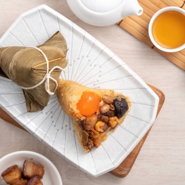 Zongzi. Çin geleneksel Ejderha Tekne Festivali (Duanwu Festivali) için pirinç köftesi..