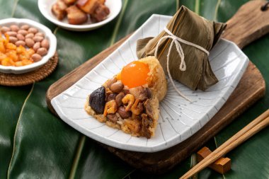 Zongzi. Çin geleneksel Ejderha Tekne Festivali (Duanwu Festivali) için pirinç köftesi..