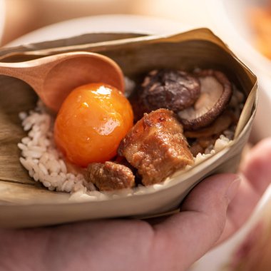 Zongzi yemeği yapmak - Duanwu Ejder Teknesi Festivali için evde Çin pirinçli börek hazırlamak ve paketlemek, yaşam tarzı.